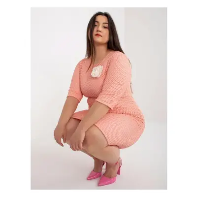 Dámské šaty s květinou plus size NEY broskvové