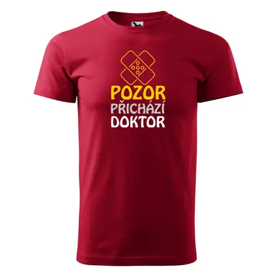 Tričko s potiskem Pozor přichází doktor - červené 4XL