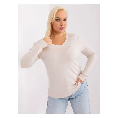 Světle béžový vypasovaný svetr plus size velikosti s výstřihem