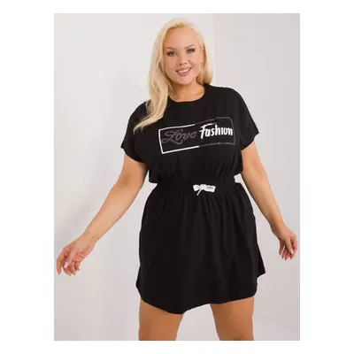 Černé minišaty plus size s nápisem