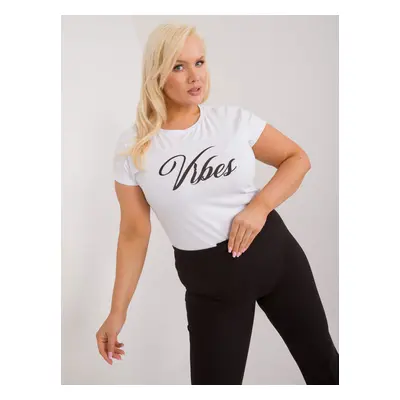 Bílé dámské triko plus size s nápisem a aplikací