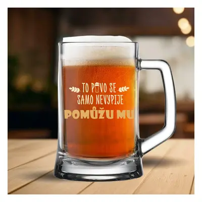 TO PIVO SE SAMO NEVYPIJE... POMŮŽU MU - pivní sklenice 0,5