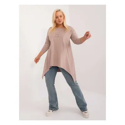 Tmavě béžová halenka plus size s nášivkou