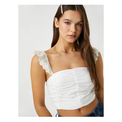 Koton Crop Top s výšivkou, volánkovými ramínky a plisovaným čtvercovým límečkem