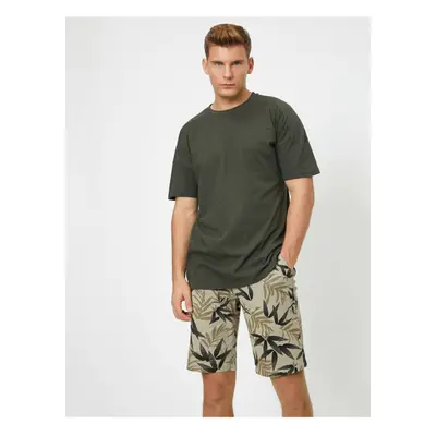 Koton Men's Green Crew Neck Short Sleeved Basic T-Shirt.