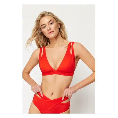 Trendyol červený trojúhelníkový bikini top s výřezem/okénkem