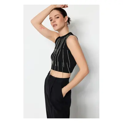 Trendyol černý crop top kamínkovými detaily a pleteným vzorem