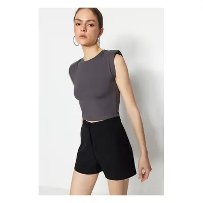 Trendyol antracitový polstrovaný přiléhavý/situovaný crop top s kulatým výstřihem z pružného ple