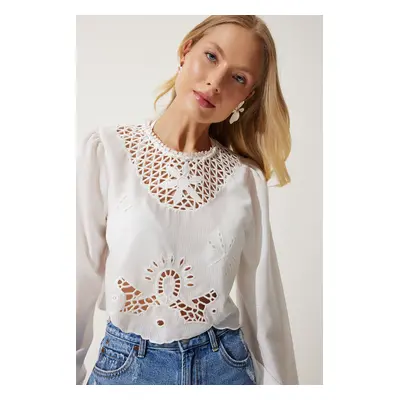 Happiness İstanbul Women's White Scalloped Crop Knitted Blouse