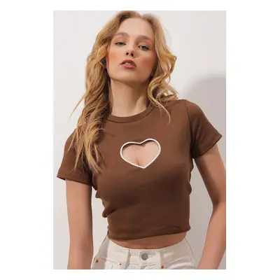 Trend Alaçatı Stili Women's Brown Crew Neck Heart Embroidery Half Sleeve Knitted Crop Blouse