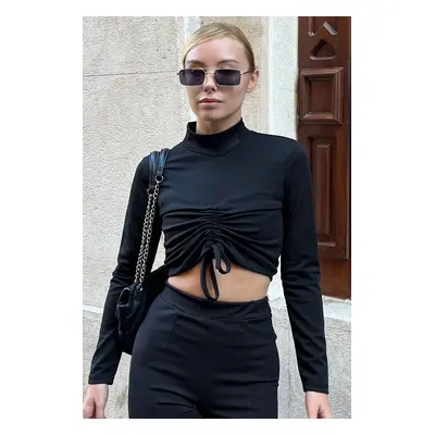 Trend Alaçatı Stili dámský černý nastavitelný crop top s polovičním rolákem a předními řaseními