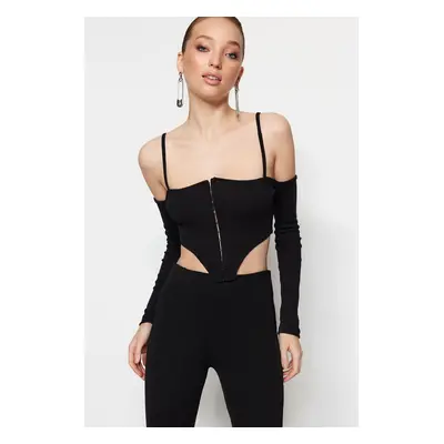 Černý pletený crop top od Trendyol