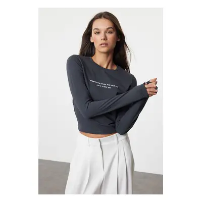 Trendyol Anthracite Slogan Printed Crop Stretch Knit Blouse