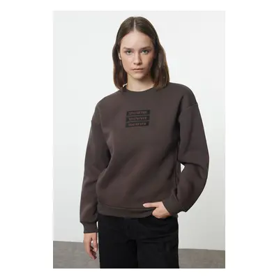 Trendyol Brown Thick Fleece Embroidered Slogan Relaxed Sweatshirt