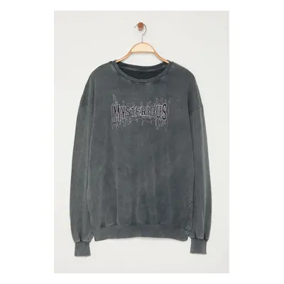 Trendyol Oversize/Wide Cut Embroidered Vintage/Faded Effect Crew Neck Sweatshirt