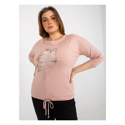 Světle růžová halenka plus size s potiskem a aplikací