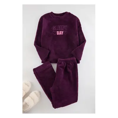 Trendyol Curve Purple Slogan and Heart Plush/Wellsoft Knitted Pajama Set