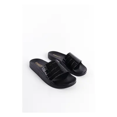 Capone Outfitters Women's Slippers