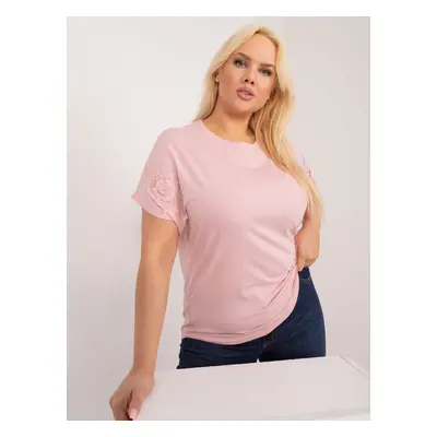 Světle růžová halenka plus size s květinovou aplikací