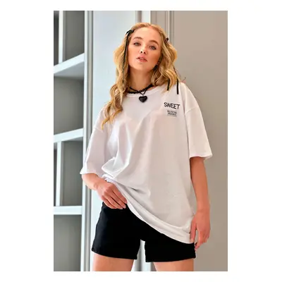 Trend Alaçatı Stili Women's White Crew Neck Sweet Embroidered Oversize Unisex T-Shirt