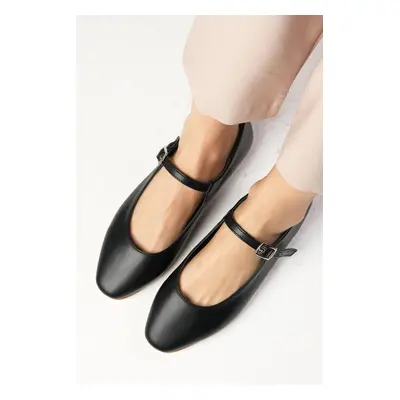 Mio Gusto Gillian Women's Flat Toe Flat Shoes in Black.