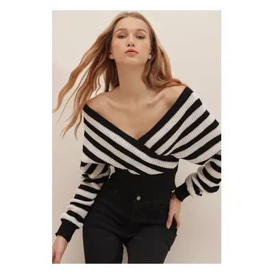 Trend Alaçatı Stili Women's Black Front and Back Double Breasted Striped Knitwear Crop Sweater