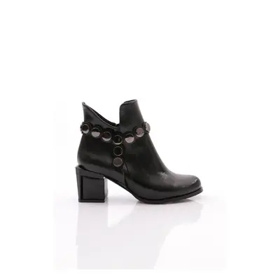 DGN 810-22k Women's Heeled Boots with Buckle Detail.