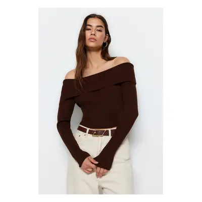 Trendyol Brown Super Crop Carmen Collar Pletený svetr