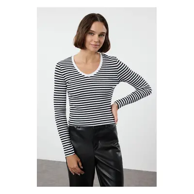 Trendyol Navy Blue Striped Corded V-Neck Fitted Long Sleeve Crop Stretchy Knitted Blouse