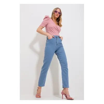 Trend Alaçatı Stili Women's Ice Blue Five Pockets Lycra Mom Jeans