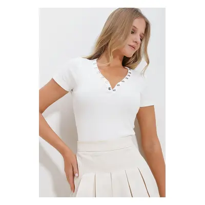 Trend Alaçatı Stili Women's White V-Neck Snap Closure Blouse