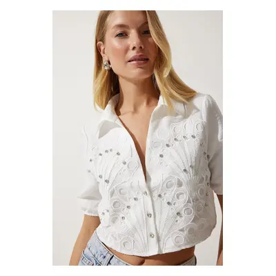 Happiness İstanbul Women's White Stone Embroidered Scalloped Linen Crop Shirt