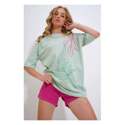 Trend Alaçatı Stili Women&#39;s Mint Crew Neck Flock Printed T-Shirt