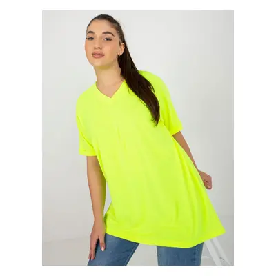 Fluo žlutá hladká halenka plus size s výstřihem