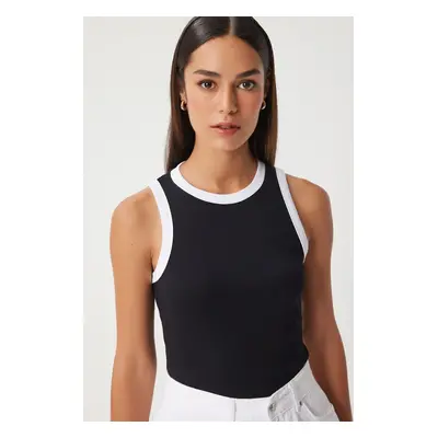 Happiness İstanbul Women's Black Sleeveless Contrast Color Blouse