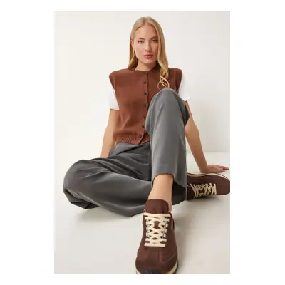 Happiness İstanbul Women's Brown Crew Neck Buttoned Knit Vest