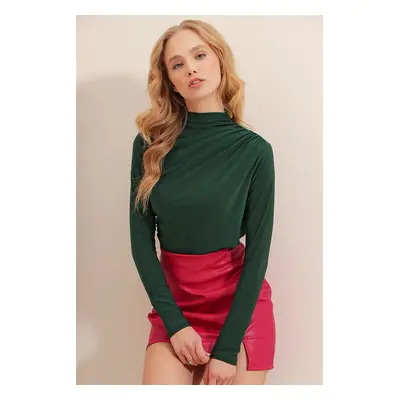 Trend Alaçatı Stili Women's Emerald Green High Neck Draped Shoulder Sandy Crop Blouse