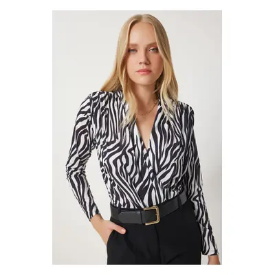 Happiness İstanbul Women's Black and White Wrap Collar Padded Snap Sandy Blouse