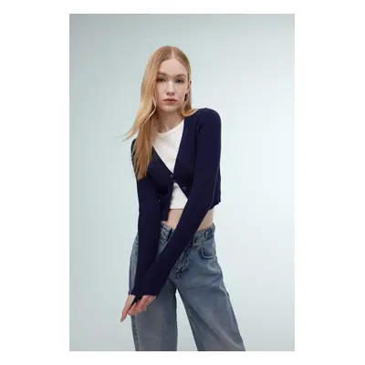 DEFACTO Coool Regular Fit Crop Buttoned V Neck Knitted Cardigan