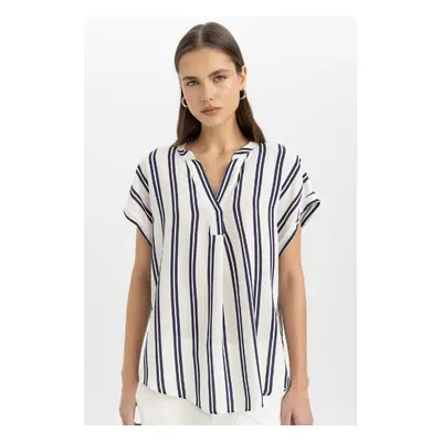 DEFACTO Regular Fit Crew Neck Striped Crinkle Fabric Short Sleeve Blouse U5300az24sm