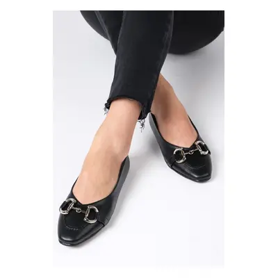 Mio Gusto Aretha Black Color Women's Flat Shoes with Flat Toes with Chain Accessories.