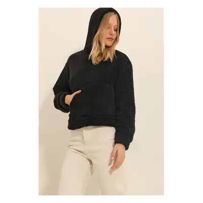 Trend Alaçatı Stili Women's Black Hooded Kangaroo Pocket Plush Sweatshirt