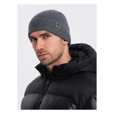 Ombre Men's knitted beanie cap with patch - grey melange