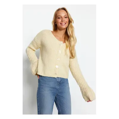 Trendyol Beige Crop V Neck Sleeve Detail Pletený svetr