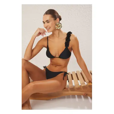 Trendyol Black Triangle Flower Applique Regular Bikini Set