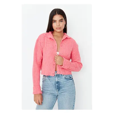 Trendyol Pink Crop Měkký texturovaný pletený svetr s vysokým výstřihem