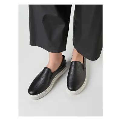 Dámské prolamované slip-on tenisky TOWNS Barva: Černá