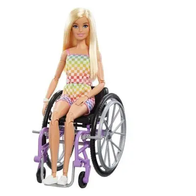 Model Barbie na invalidním vozíku v kotníkovém overalu