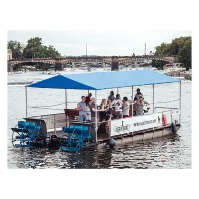 Zážitek - Beerboat: Pivní projížďka šlapadlem na Vltavě Co dělat v Praze? Vyrazte za zážitky