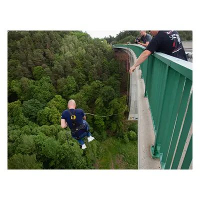 Zážitek - Chomutov: Bungee jumping na Kienově houpačce Co dělat v Ústeckém kraji? Vyrazte za záž